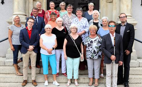 Die Grünen Damen und Vertreter der Einrichtungen beim 20-jährigen Jubiläum vorm Rathaus.
