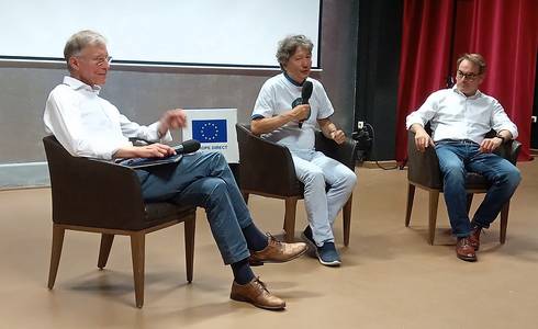 Gesprächsrunde mit (v.l.) Dr. Ekkehard Griep, Vorstandsvorsitzender der Deutschen Gesellschaft für die Vereinten Nationen, Frank Leeb, Referatsleiter Landeszentrale für politische Bildung Sachsen-Anhalt, und Journalist Ingo Espenschied. © Stadt Schönebeck (Elbe) Drei Männer sitzen auf Sesseln vor einer Leinwand und sprechen über die Entstehung von EU und UNO.
