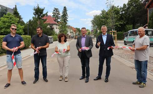 v.l.n.r.: Sascha Nichelmann (Planungsbüro), Frank Lippold (Bauleiter), Ines Scheffler (Sachgebiet Tiefbau), Uwe Scholz (stellv. OB), Thomas Bolz (Bereichsleiter Technik Stadtwerke) Denis Lenhart (Abteilungsleiter Netze Stadtwerke)