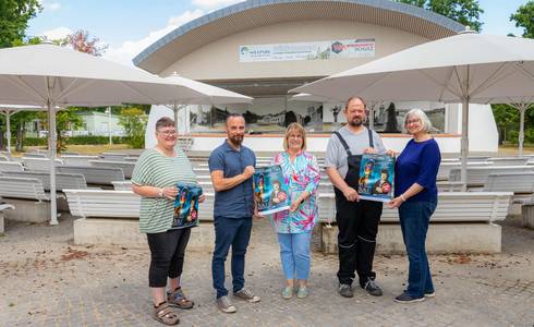 Foto: vLnR – N.Breitenstein (CJD Salzlandwerkstätten), Steffen David (CJD Salzlandwerkstätten), Sibylle Schulz (Betriebsleiterin SOLEPARK), E. Gerstner (CJD Salzlandwerkstätten), Anita Bader (Geschäftsführerin Mitteldeutsche Kammerphilharmonie Schönebeck gGmbH)