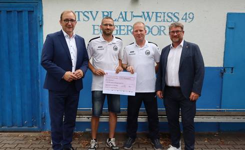 Stiftung der ehemaligen Kreissparkasse Bernburg unterstützt Nachwuchsmannschaften © Stadt Schönebeck (Elbe) Dazu trafen sich Landrat Markus Bauer, Oberbürgermeister Bert Knoblauch, Vereinsvorsitzender Sebastian David und Vorstandsmitglied Martin Köhler auf dem Gelände des Vereins.