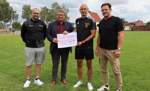Stiftung der ehemaligen Kreissparkasse Bernburg unterstützt Wohnsportgemeinschaft © Stadt Schönebeck (Elbe) Dank an Stiftung