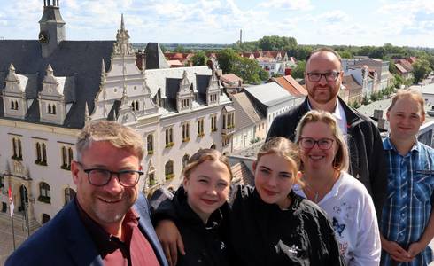 Oberbürgermeister Bert Knoblauch (l.) begrüßte gemeinsam mit Jeff Lammel (r.) Emilia Sachse, Ella Brüggemann, Heike Sachse und Tino Nicolai auf dem Salzturm. © Stadt Schönebeck (Elbe) Sechs Menschen stehen auf der Rundgang des 37 Metern hohen Salzturmes.