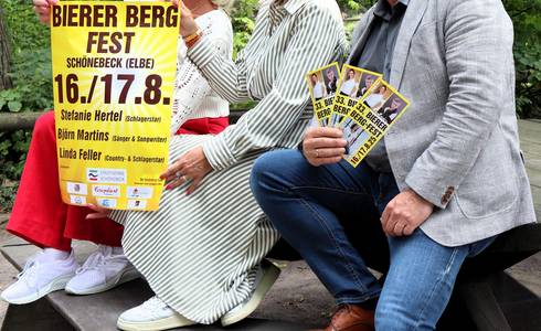 Organisatorin Constanze Pohlan vom Sachgebiet Kultur und Sport, Stadtwerke-Geschäftsführerin Julia Teige und Oberbürgermeister Bert Knoblauch freuen sich auf das Bierer Berg-Fest.