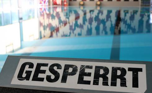 Schwimmhalle gesperrt © Stadt Schönebeck (Elbe) Gesperrte Schwimmbecken in der Schwimmhalle.