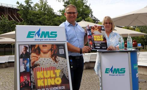 Frank Sieweck, Pressesprecher EMS, und Sibylle Schulz, Betriebsleiterin Solepark, präsentieren das EMS Kultkino.