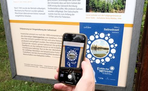 Ein Handy scannt einen Code für AR ein.