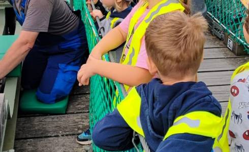 Kinder der Kita durften auf der Lore mitfahren.