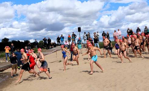 Auftakt zum Durchschwimmen der Elbe. © Stadt Schönebeck (Elbe) Auftakt zum Durchschwimmen der Elbe.