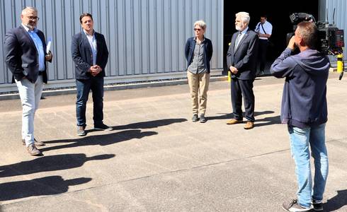 Besichtigung der Lagerhalle (v.l.): Projektleiter Alexander Sondej, Flussbereichsleiter Thomas Holbe, LHW-Direktorin Martina Große-Sudhues und Wirtschaftsminister Prof. Dr. Armin Willingmann.