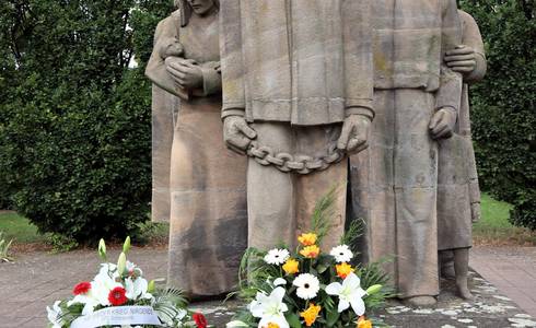 Kränze vor dem Mahnmal Nicolaistraße.