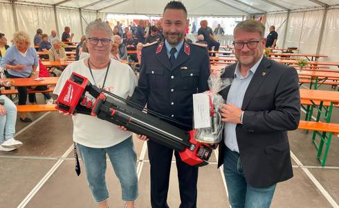 Brigitte Horn (Förderverein) und Oberbürgermeister Bert Knoblauch (r.) gratulierten Stadtteilwehrleiter Martin Glaser.