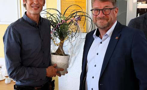 Oberbürgermeister Bert Knoblauch (r.) gratulierte Projektleiter Stefan Assig zur Eröffnung des Sozialcafés.
