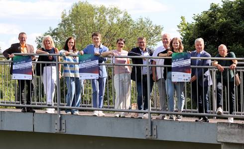 Organisatoren und Sponsoren des Dreibrückenlaufs (v.l.): Uwe Scholz (Union 1861 Schönebeck), Constanze Pohlan (Sachgebiet Kultur und Sport), Susanne Hofmann (Solepark), Matthias Goldschmidt (WBG), Julia Teige (Stadtwerke), Bert Knoblauch (Oberbürgermeister), Hans Weber (Union 1861), Sarah Düsterhöft (SWB), Stefan König (Salzlandsparkasse) und Martin Hennig (Elbuferförderverein).