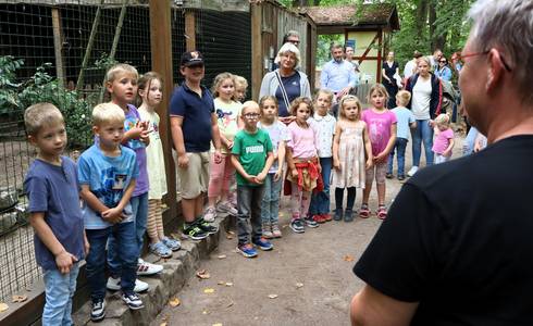 Carola Dinse von der Stadtverwaltung übergibt den Kindern die Patenschaftsurkunde. © Stadt Schönebeck (Elbe) Carola Dinse übergibt den Kindern die Patenschaftsurkunde.