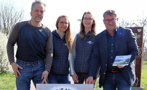 Brachten das Jubiläumslogo auf (v.l.) Wirtschaftsförderer Sven Ellert, Anna Orling und Julia Müller vom Team Mitte Elberadweg sowie Oberbürgermeister Bert Knoblauch.