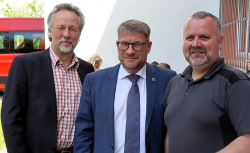Oberbürgermeister Bert Knoblauch (M.) und Wirtschaftsförderer Sven Ellert (l.) gratulierten Karsten Doll zur Auszeichnung. © Stadt Schönebeck (Elbe) Oberbürgermeister Bert Knoblauch (M.) und Wirtschaftsförderer Sven Ellert (l.) gratulierten Karsten Doll zur Auszeichnung.