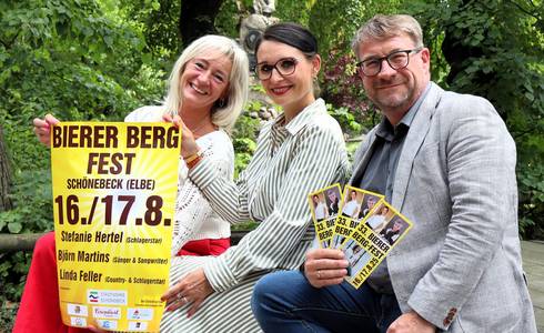 Organisatorin Constanze Pohlan vom Sachgebiet Kultur und Sport, Stadtwerke-Geschäftsführerin Julia Teige und Oberbürgermeister Bert Knoblauch freuen sich auf das Bierer Berg-Fest.