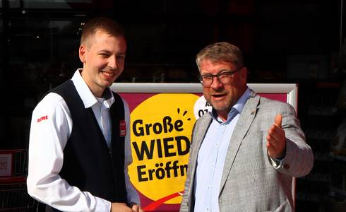 Oberbürgermeister Bert Knoblauch (r.) gratulierte Benjamin Schreck zur Eröffnung.