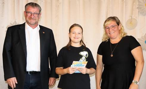 Sophia Musche las in den Sommerferien 23 Bücher. Von Oberbürgermeister Bert Knoblauch und Stadtbibliotheks-Leiterin Nadin Vietmeyer wurde sie dafür ausgezeichnet. © Stadt Schönebeck (Elbe) Sophia Musche las in den Sommerferien 23 Bücher. Von Oberbürgermeister Bert Knoblauch und Stadtbibliotheks-Leiterin Nadin Vietmeyer wurde sie dafür ausgezeichnet.