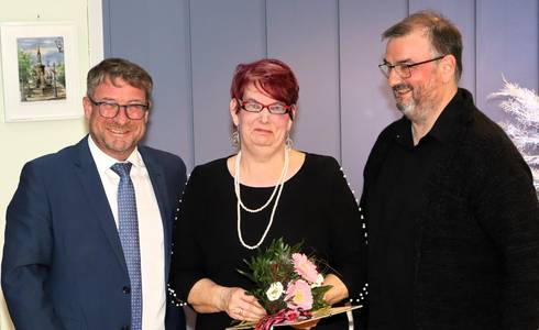 Oberbürgermeister Bert Knoblauch (l.) und Frank Schiwek vom Stadtseniorenrat zeichneten Marlis Ekrutt aus. © Stadt Schönebeck (Elbe) Oberbürgermeister Bert Knoblauch (l.) und Frank Schiwek vom Stadtseniorenrat zeichneten Marlis Ekrutt aus.
