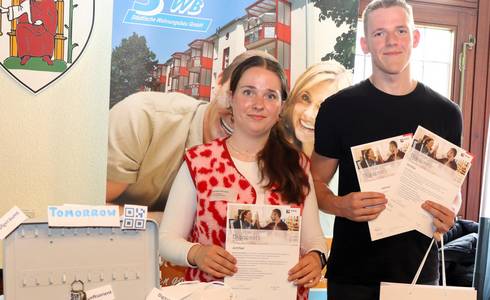 Die Auszubildenden der SWB, Marlene Schreiber und Levin Glöckner, präsentierten die Digitalisierung der Schlüsselausgabe.