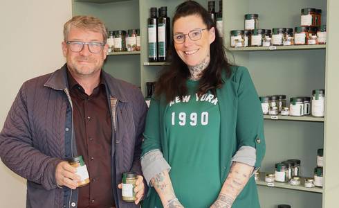 Oberbürgermeister Bert Knoblauch gratulierte Eileen Haltenhof zur Eröffnung des Gewürzladens.