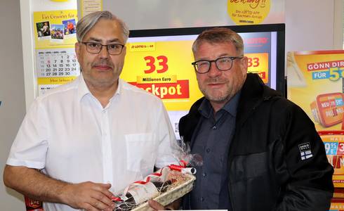 Oberbürgermeister Bert Knoblauch (r.) gratulierte Torsten Pillat zu 10 Jahren "Lotto am Markt".