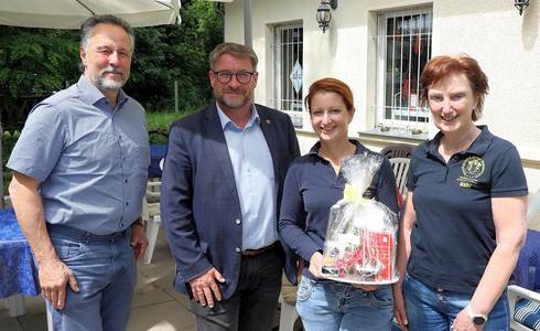 Sven Ellert (v.l.), Wirtschaftsförderung der Stadt Schönebeck (Elbe), und Oberbürgermeister Bert Knoblauch gratulierten Gabriela und Jessika Philippi zum 25-jährigen Bestehen des Tauchsportcenters. © Stadt Schönebeck (Elbe) Sven Ellert (v.l.), Wirtschaftsförderung der Stadt Schönebeck (Elbe), und Oberbürgermeister Bert Knoblauch gratulierten Gabriela und Jessika Philippi zum 25-jährigen Bestehen des Tauchsportcenters.