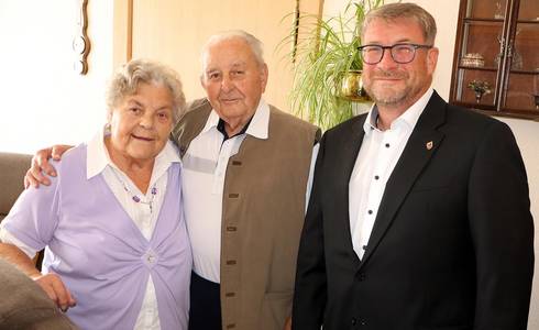 Oberbürgermeister Bert Knoblauch gratulierte Rita und Dieter Mrozek zur Gnadenhochzeit. © Stadt Schönebeck (Elbe) Oberbürgermeister Bert Knoblauch gratulierte Rita und Dieter Mrozek zur Gnadenhochzeit.