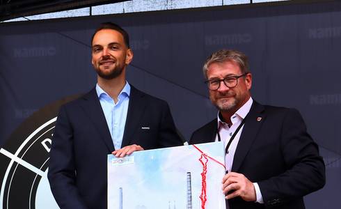 Oberbürgermeister Bert Knoblauch gratulierte Geschäftsführer Alexander Wilhelm zur Einweihung der neuen Fertigungshalle. © Stadt Schönebeck (Elbe) Oberbürgermeister Bert Knoblauch gratulierte Geschäftsführer Alexander Wilhelm zur Einweihung der neuen Fertigungshalle.