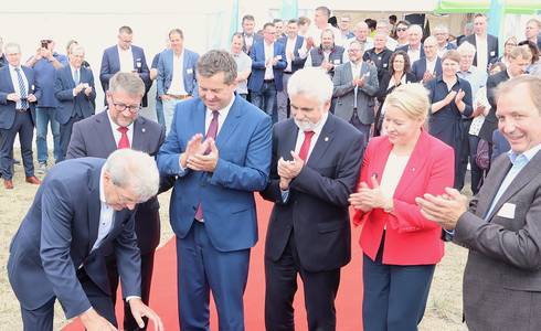 Grundsteinlegung mit (v.l.) Geschäftsführer Olaf Höhn, Oberbürgermeister Bert Knoblauch, Ministerpräsident Sven Schulze, Energieminister Armin Willingmann, Berlins Wirtschaftssenatorin Franziska Giffey und Landrat Markus Bauer.
