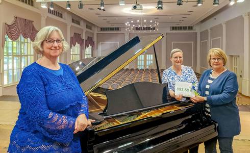 Foto: v.l.n.r. Anita Bader – Geschäftsführerin MKP, Cornelia Ribbentrop – Vorsitzende des Fördervereins MKP, Sibylle Schulz – Betriebsleiterin SOLEPARK,