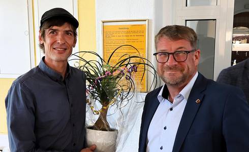 Oberbürgermeister Bert Knoblauch (r.) gratulierte Projektleiter Stefan Assig zur Eröffnung des Sozialcafés.