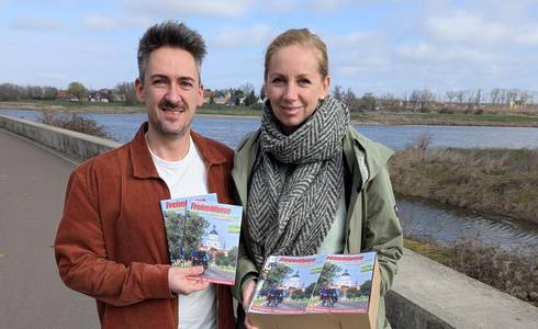 Zahlreiche Partnerinnen und Partner aus Gastronomie, Beherbergung und Freizeit beteiligen sich am Tourismusprojekt und holen das Magazin persönlich in Schönebeck ab. © Stadt Schönebeck (Elbe) Citymanager Stefan Beyer von der Stadt Staßfurt und Sandra Sambleben von der Stabsstelle Wirtschaftsförderung der Stadt Schönebeck (Elbe)