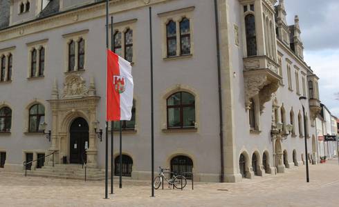 Rathaus Stadtflagge halbmast